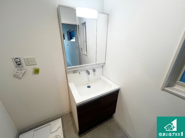 堺市東区北野田　新築一戸建ての独立洗面台|清潔感のある洗面台です。フラットな鏡は掃除がしやすく毎日清潔！鏡裏には収納があるのでスッキリとした洗面台が保てます。