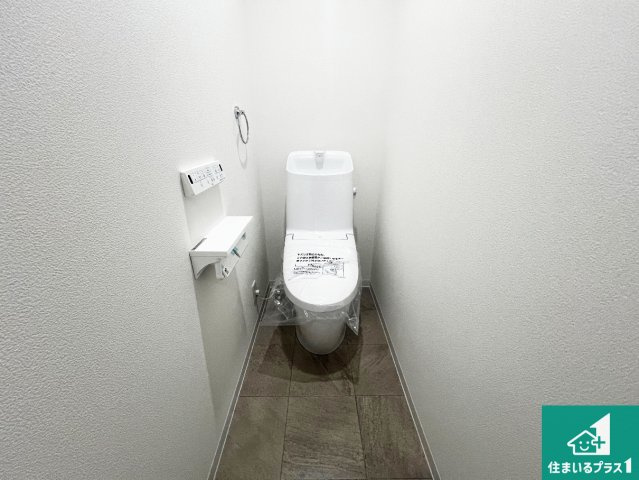 堺市東区北野田　新築一戸建てのトイレ|シャワー洗浄機能付トイレは標準仕様。冬場は暖かシートヒーターも装備！
表面コートでキレイ長持ち！省エネ節水仕様の温水洗浄トイレ！