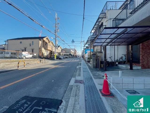 堺市東区北野田　新築一戸建ての前面道路含む現地写真|周辺は閑静な住宅街！前面道路広々で車の出し入れも便利です。駐車が苦手な方でも安心して車庫入れできます！