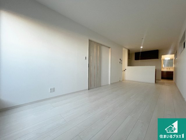 堺市東区北野田　新築一戸建ての居間・リビング|日当たり良好の明るいリビングで朝の目覚めもスッキリできそう！対面キッチンでご家族のコミュニケーションも自然と増える設計！小さなお子様が遊ぶスペースを作っても広々とくつろげるLDK！