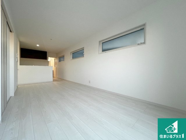 堺市東区北野田　新築一戸建ての居間・リビング|シンプルなリビングは、ソファーを置いたり、観葉植物を置いたり、家具の配置やインテリアで住む人のこだわりを活かすゆとりある空間にしてください♪