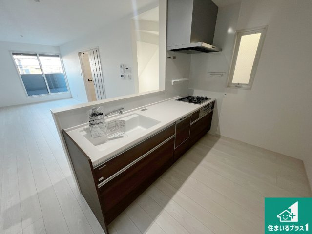 堺市東区北野田　新築一戸建てのキッチン|収納豊富！浄水器付きキッチン！お子さまの様子を見ながらお料理を楽しむことができますね。家族のコミュニケーションが増え会話もはずみそう！