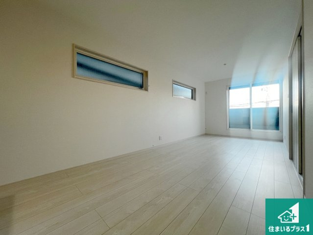 堺市東区北野田　新築一戸建ての居間・リビング|太陽の光が差し込むとっても明るいリビング！思わず微笑みたくなる居心地の良さ。家族団らんの時間も増えそうなくつろぎのＬＤＫで、住む人のこだわりを活かすゆとりある空間♪