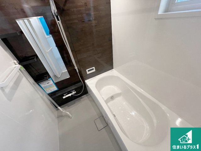 堺市東区北野田　新築一戸建ての浴室|足をゆったり伸ばして一日の疲れを癒してくれる浴槽。窓は少し高めに設置することで、外部からの視線も気にならない設計にし、かつ差し込む光が明るく穏やかな雰囲気にしてくれます！