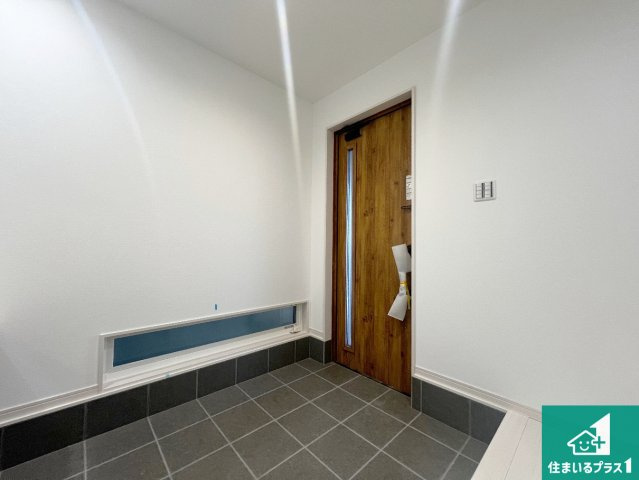 堺市東区北野田　新築一戸建ての玄関|シューズクローゼットにはたくさんの靴が収納できるので玄関周りはいつもスッキリ！コの字型のスペースにはオシャレな小物を置くと玄関が華やかに♪