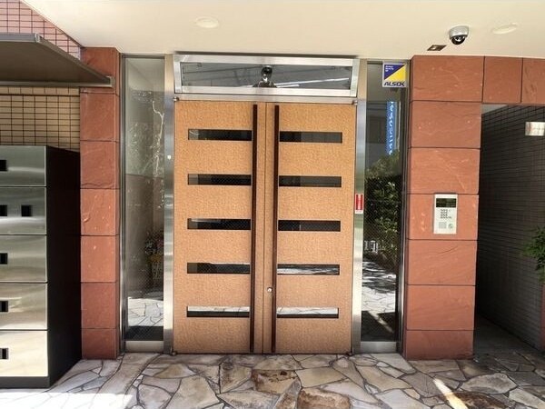 ウイニング・パラ江坂のエントランス