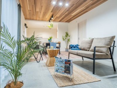 【居間・リビング】 | タイルフロアとタイルデッキで内と外が繋がる。家でも冒険みたいにワクワクするし、外でも自然体でリラックスできる、たくさんの居場所ができるプラン。