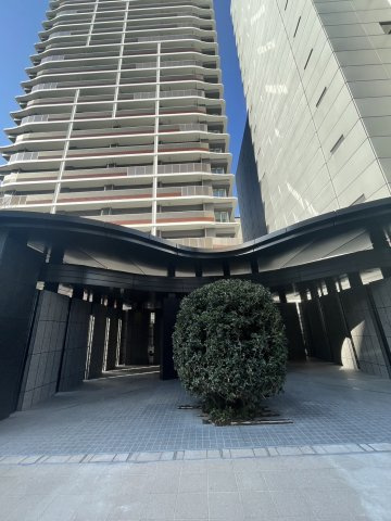  | 【エントランス外観】庭木を代表するヒイラギモクセイが出迎える、堂々たる門構えのエントランスです！