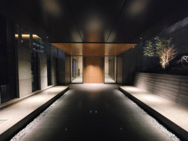 【エントランス】 | 【エントランス入口】大阪の水景をモチーフにデザインされたプロムナード。夜になると一層幻想的な表情に。