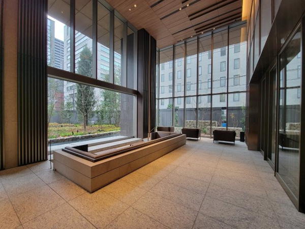 【ロビー】 | 【ロビー】グランドアトリウムの天井を飾るのは、アーティスティックな織物をイメージした天蓋です。