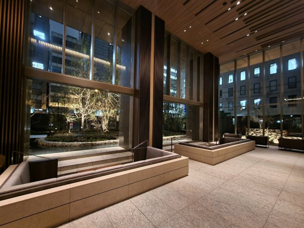 【ロビー】 | 【ロビー】石と金属の造りこみによる重厚感漂う空間。ファブリックのような繊細で優雅なしつらえです。