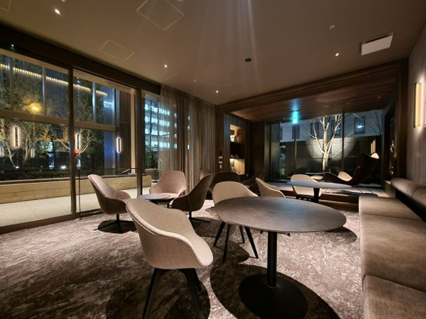 【ロビー】 | 【ラウンジ】穏やかなブラウン系でまとめられた空間を、ガラスウォールに映るゲーテドガーデンが彩ります。