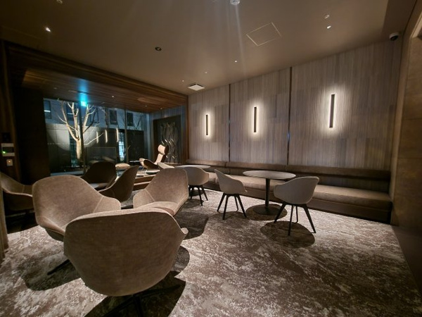 【ロビー】 | 【ラウンジ】エントランスホールと連続するラウンジ。ラグジュアリーなアートウォールやブックシェルフも◎