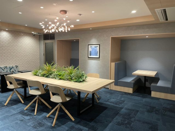 【その他共用部分】 | 【アカデミースペース】集中力を高める藍色を多く取り込んだデザイン。様々なワークスタイルに対応！