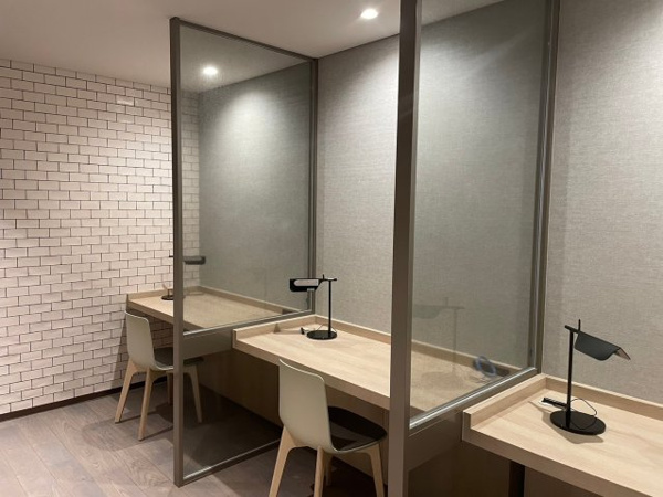 【その他共用部分】 | 【フォーカスルーム】アカデミースペースの一角には、個別に仕切られたパーソナルデスクもございます。