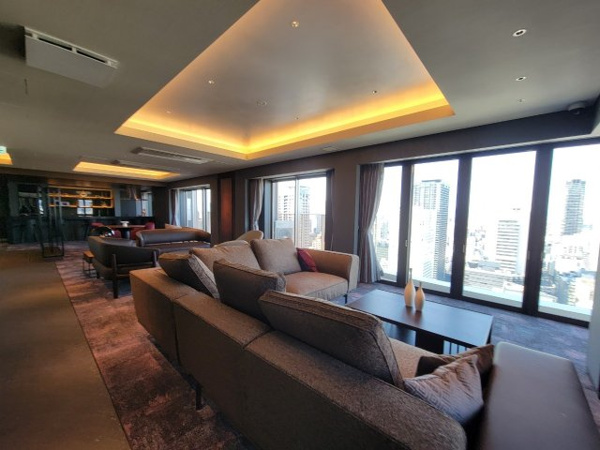 【ロビー】 | 【スカイラウンジ】シティビューを傍らに、優雅な時間に浸れます。選び抜かれた調度品でお寛ぎください。