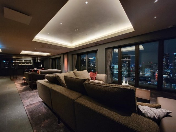 【ロビー】 | 【スカイラウンジ】天空に浮かぶ35階のラウンジ！胸のすくような眺望と別世界の空気感を堪能できます。