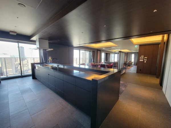 【ロビー】 | 【スカイラウンジ】ルーパーやガラスパーティションでゆるやかな領域をつくった大空間！