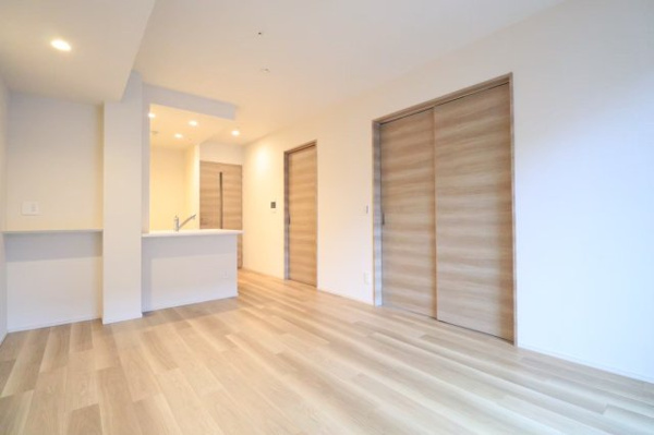 【居間・リビング】 | 【リビングダイニング】木目調の床で明るい雰囲気が感じられるリビングダイニング！床暖房付き☆