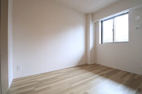 【洋室】 | 【洋室①】約5.1帖の洋室です◎窓があり陽当たり・通風良好◎