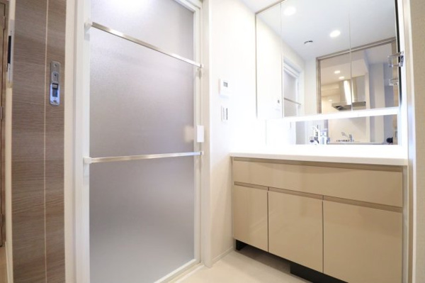 【独立洗面台】 | 【独立洗面台】三面鏡裏収納でたっぷり収納でき洗面台をキレイに保てます◎