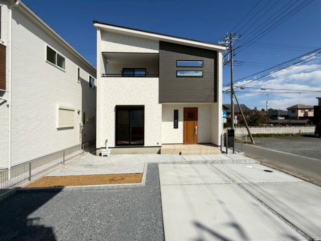 【５号棟　区画図】車の駐車以外にも使える広々スペース。プランターでお花を育てたり、家庭用プールを広げてお子様と楽しむのも良いですね。