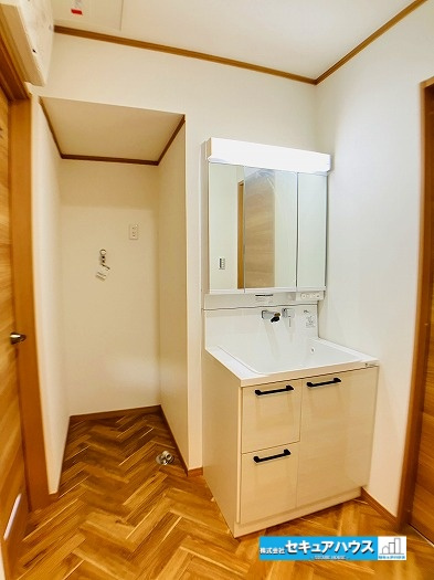 【中古住宅】名古屋市緑区滝ノ水4丁目　の独立洗面台|■洗面所
2階洗濯機置き場で階段の上り下り不要です◎