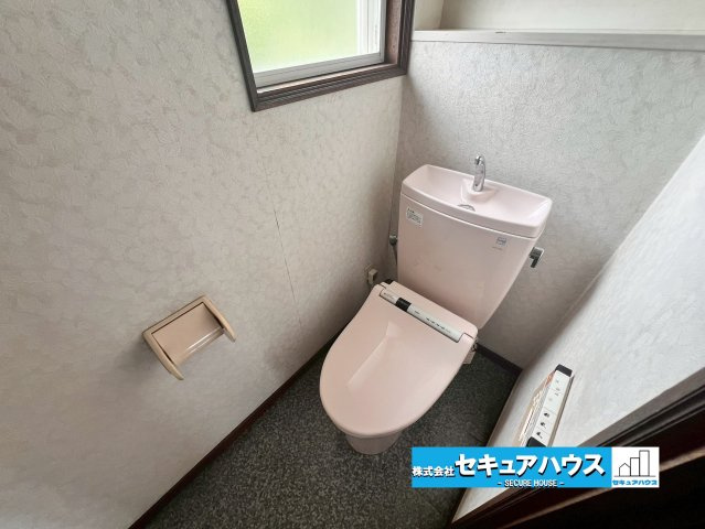 【中古住宅】名古屋市緑区滝ノ水4丁目　のトイレ|■2階トイレ
トイレにも収納スペース付きです♪棚部分には芳香剤や好きな置物を置くこともできます◎