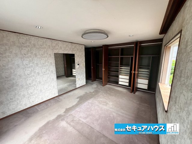 【中古住宅】名古屋市緑区滝ノ水4丁目　の洋室|■約10.5帖の洋室
クローゼット付きのお部屋です♪お部屋のレイアウトが白基調のお部屋の為アレンジしやすいのも魅力の1つです。