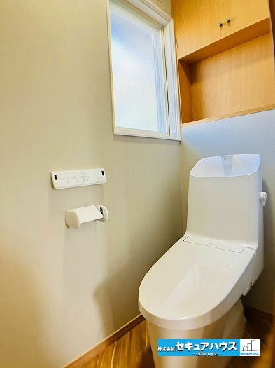 【中古住宅】名古屋市緑区滝ノ水4丁目　のトイレ|■2階トイレ
トイレにも収納スペース付きです♪棚部分には芳香剤や好きな置物を置くこともできます◎
