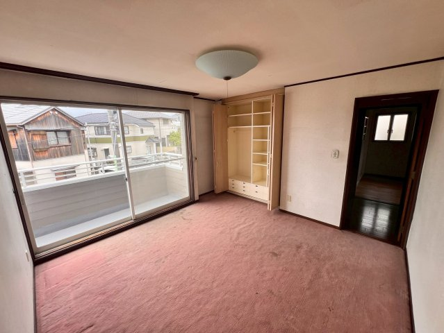 【中古住宅】名古屋市緑区滝ノ水4丁目　の洋室|■約8帖の洋室
大きな窓からは採光を沢山取り入れることができます◎
クローゼット付きのためお洋服やカバンなど収納可能です♪