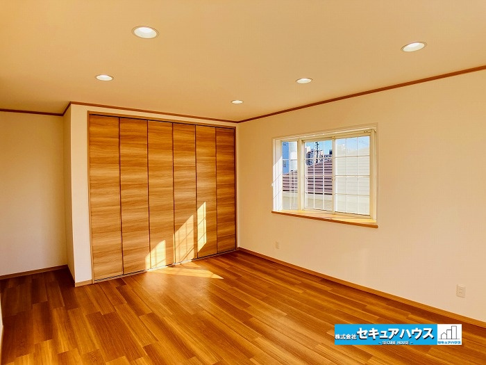 【中古住宅】名古屋市緑区滝ノ水4丁目　の洋室|■11帖の洋室
クローゼット付きのお部屋です♪お部屋のレイアウトがシンプルのお部屋の為アレンジしやすいのも魅力の1つです。