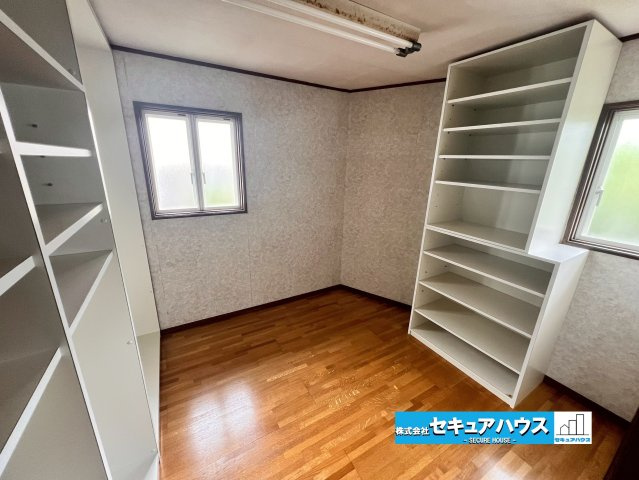 【中古住宅】名古屋市緑区滝ノ水4丁目　の収納|■約5.7帖の納戸
納戸スペースには棚があり、沢山収納することができます♪