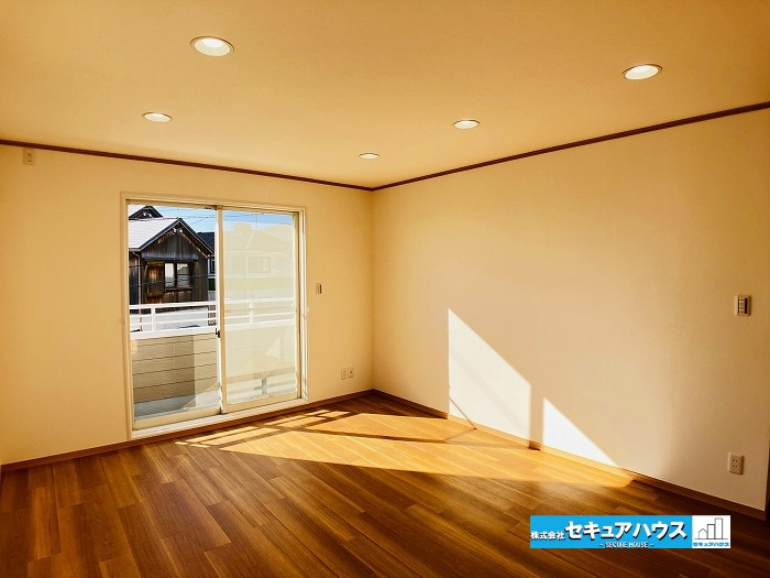 【中古住宅】名古屋市緑区滝ノ水4丁目　の洋室|■11帖の洋室別角度
太陽の光が沢山入る南向きのお部屋です♪