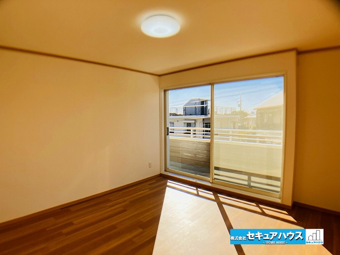 【中古住宅】名古屋市緑区滝ノ水4丁目　の洋室|■8帖の洋室
大きな窓からは採光を沢山取り入れることができます◎