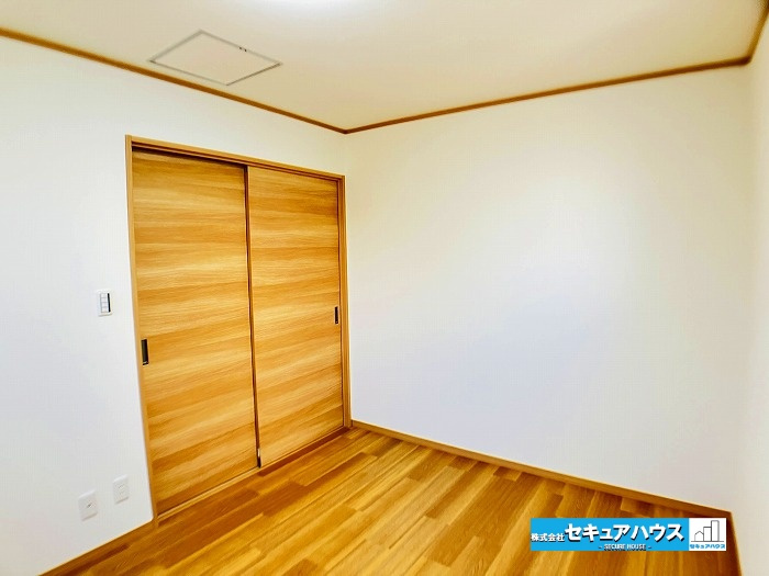 【中古住宅】名古屋市緑区滝ノ水4丁目　の収納|■約5.7帖の納戸
納戸スペースには棚があり、沢山収納することができます♪