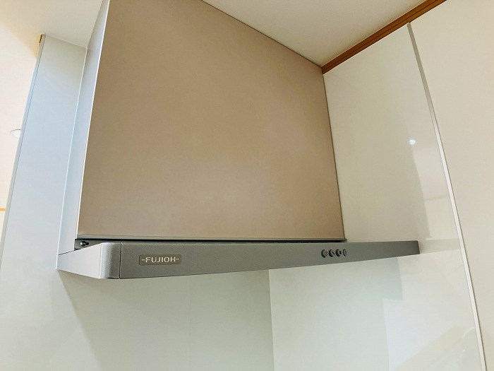 【中古住宅】名古屋市緑区滝ノ水4丁目　のキッチン|レンジフード新品交換済みです。