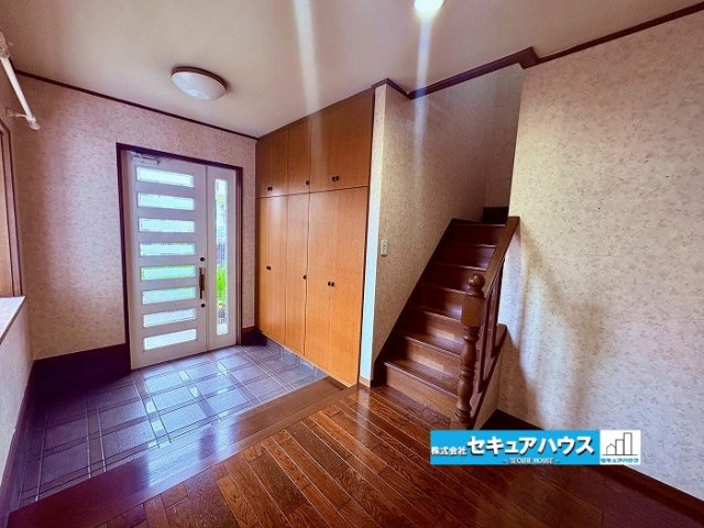 【中古住宅】名古屋市緑区滝ノ水4丁目　の玄関|■玄関
広々玄関スペースには大容量のシューズボックスがあります♪