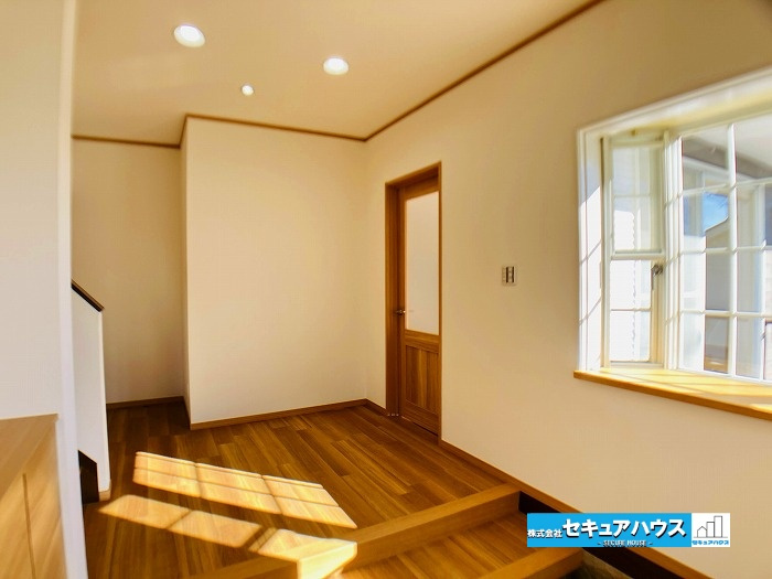 【中古住宅】名古屋市緑区滝ノ水4丁目　の玄関|■玄関ホール
窓から太陽の光を取り入れ明るい玄関ホールになっています。