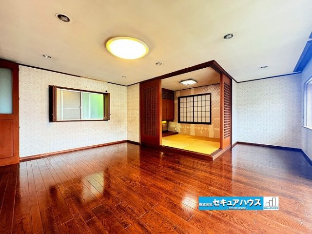 【中古住宅】名古屋市緑区滝ノ水4丁目　の居間・リビング|■約20.5帖のリビング
広々リビングにの隣には和室スペースがあり、開放感があります♪