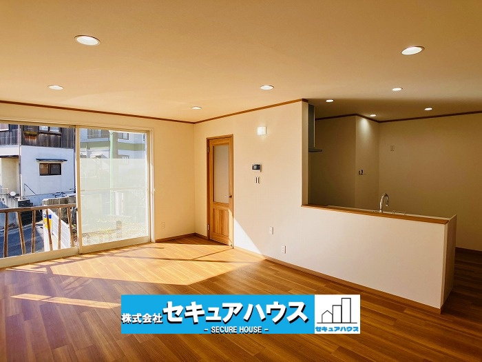 【中古住宅】名古屋市緑区滝ノ水4丁目　の居間・リビング|■約20.5帖のリビング
広々リビングにの隣には和室スペースがあり、開放感があります♪