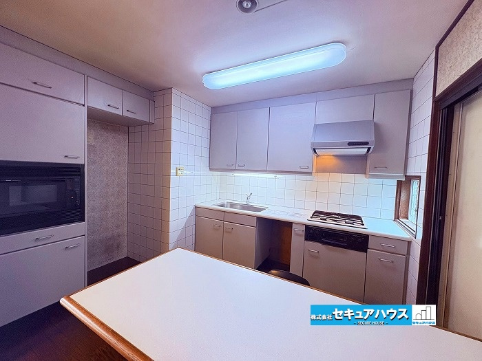 【中古住宅】名古屋市緑区滝ノ水4丁目　のキッチン|■キッチン
大きめなキッチンカウンターで大人数で作業可能です♪