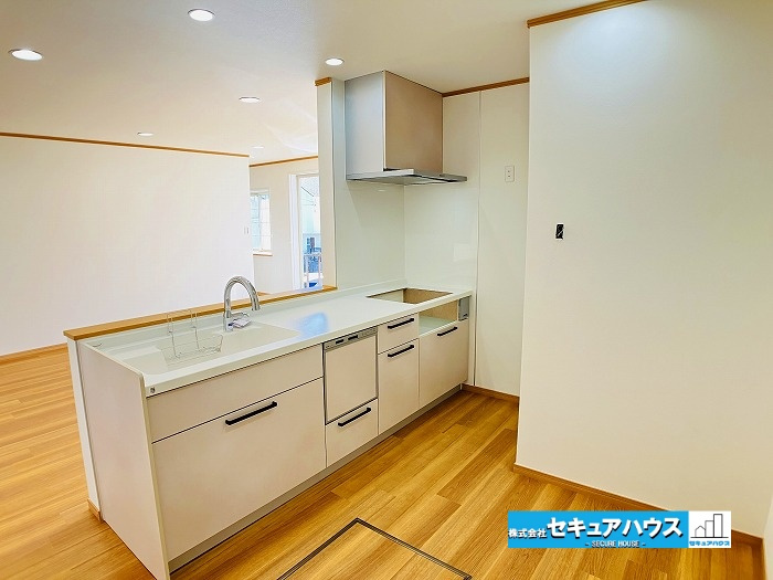 【中古住宅】名古屋市緑区滝ノ水4丁目　のキッチン|■キッチン
対面式キッチンのためリビングの様子を見ながら料理できます♪