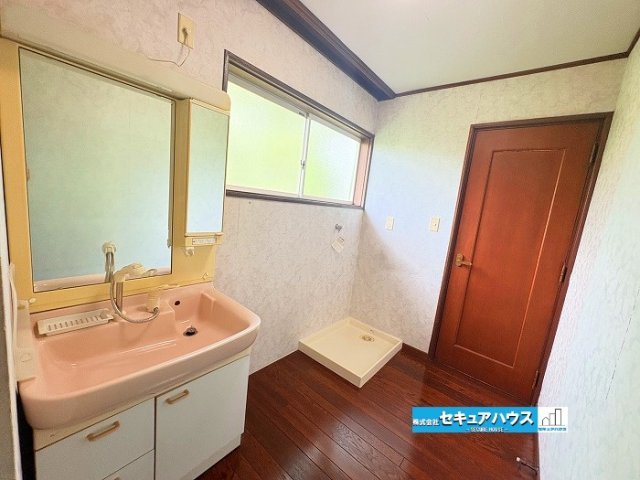 【中古住宅】名古屋市緑区滝ノ水4丁目　の独立洗面台|■洗面所
2階洗濯機置き場で階段の上り下り不要です◎