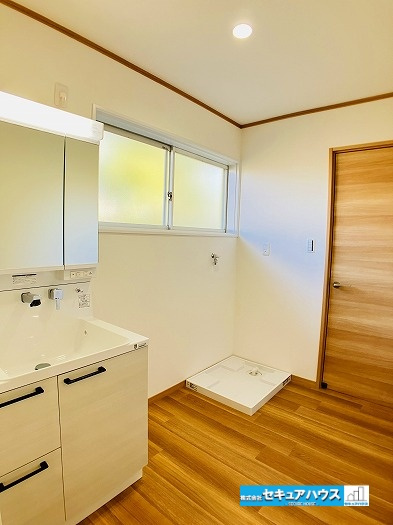 【中古住宅】名古屋市緑区滝ノ水4丁目　の独立洗面台|■洗面所
1、２階洗面台新品交換済みです。