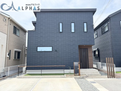 【外観】 | 加古川市野口町野口　築浅一戸建て | 開発分譲地内にあるアイ工務店施工の築浅戸建♪
2022年4月築の築浅一戸建て♪
太陽光発電（8.875kw）とエネファームのダブル発電で光熱費が抑えれます♪