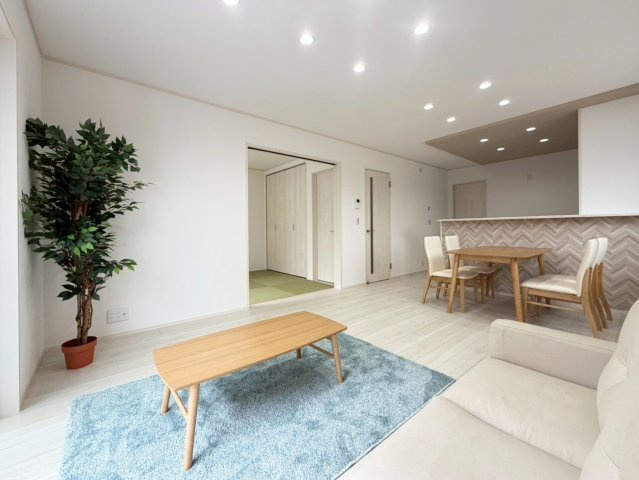 【４号棟　間取図】並列駐車３台可能。ファイブイズホームの物件には外水道が付いている為、お子様用のプールに水を張ったり洗車をする際にも役立ちます。