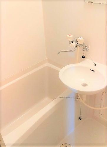 レオパレスセゾンの浴室|コンパクトで使いやすいお風呂です
