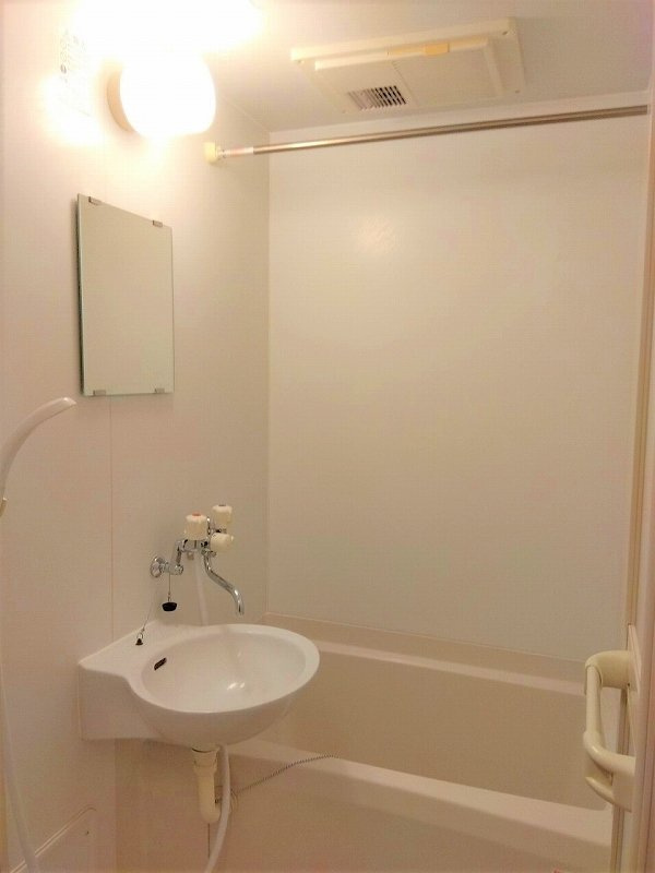 レオパレスベルフローラⅠの浴室