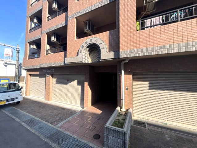 西灘駅前ハイツのエントランス